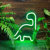 Néon LED dinosaure vert en forme de brontosaure posé dans la verdure, décoration murale chambre enfant