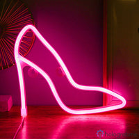 Néon LED escarpin talon haut rose fuchsia posé contre un mur avec éventail, décoration chambre girly