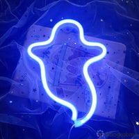 Néon LED fantôme bleu électrique seul sur fond de tissu étoilé, lumière bleue intense, déco chambre