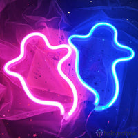 Deux néons LED fantôme rose fuchsia et bleu posés sur un fond de tulle étoilé, décoration Halloween