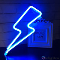 Néon LED éclair bleu accroché contre mur de briques avec cadre photo, décoration chambre gaming