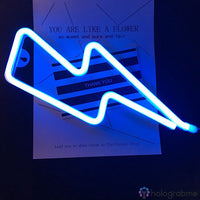 Néon LED éclair bleu posé à plat avec affiche poétique sur fond sombre, décoration chambre nuit