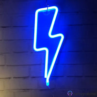 Néon LED éclair bleu électrique accroché au mur de briques blanches, décoration chambre gaming intense