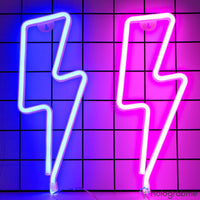 Deux néons LED éclair bleu et rose accrochés au mur carrelage, décoration gaming chambre ado