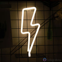 Néon LED éclair blanc chaud accroché sur grille murale noire, décoration chambre style industriel