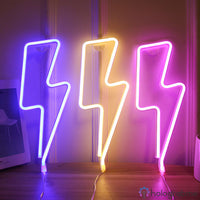 Trois néons LED éclair posés au sol couleurs bleu jaune et rose, décoration chambre gaming