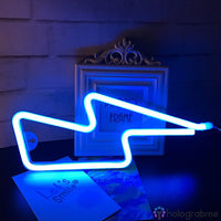 Néon LED éclair bleu posé sur bureau avec cadre photo et revue, décoration chambre ambiance nuit