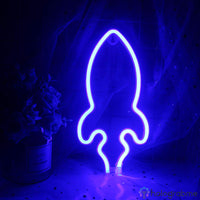 Néon LED fusée bleu intense sur pied posé dans un coin décoré de tulle étoilé, décoration chambre thème espace