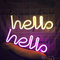 Deux néons LED hello superposés en jaune et rose sur grille murale, décoration chambre ou boutique tendance