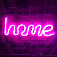 Néon LED inscription home en rose fuchsia accroché sur une grille murale, décoration salon ou chambre tendance