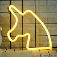 Néon LED licorne blanc chaud posé sur une étagère carrelée, décoration chambre fille ou bureau cosy