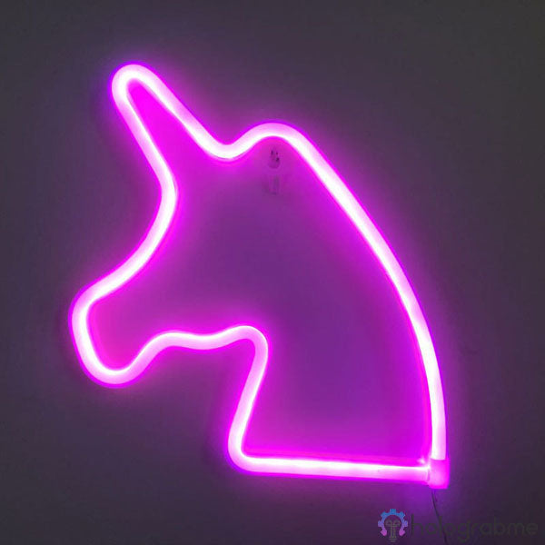 Néon LED licorne rose fuchsia en silhouette de tête avec corne, accroché au mur fond sombre, décoration chambre