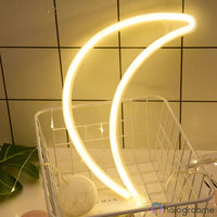 Néon LED lune croissant blanc chaud posé dans panier grillage avec guirlande, décoration chambre cosy
