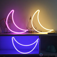 Trois néons LED lune croissant rose jaune et violet posés sur étagère, décoration chambre couleurs