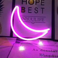 Néon LED lune croissant rose fuchsia posé avec guirlande étoiles et affiches, décoration chambre ado