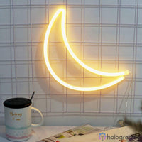 Néon LED lune croissant blanc chaud accroché sur grille murale avec tasse, décoration bureau tendance