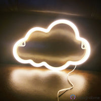 Néon LED nuage blanc chaud en gros plan accroché au mur, câble visible, décoration minimaliste