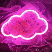Néon LED nuage rose fuchsia sur fond de voile étoilé, ambiance déco chambre féminine lumineuse