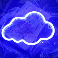 Néon LED nuage bleu électrique posé sur du tulle étoilé, lumière bleue intense, décoration chambre