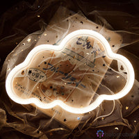 Néon LED nuage blanc chaud posé sur du tulle étoilé, lumière dorée douce, décoration chambre cosy