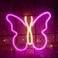 Néon LED papillon rose fuchsia et jaune doré bicolore sur mur étoilé avec confettis, décoration chambre fille