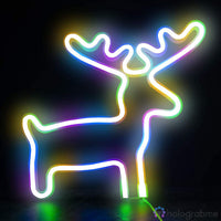 Néon LED renne de Noël multicolore arc-en-ciel sur fond noir, silhouette cerf avec bois, décoration festive