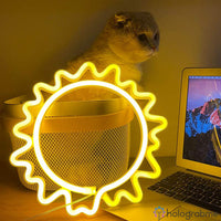 Néon LED soleil jaune doré posé sur bureau avec un chat et un ordinateur portable, déco chambre ou bureau cosy