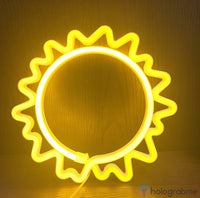 Néon LED soleil jaune vif avec rayons ondulés posé contre bois clair, décoration estivale chambre ou salon